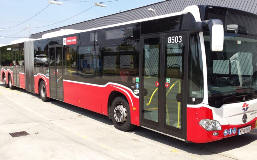 Linienbus mit Transelektronik Informationssystem
